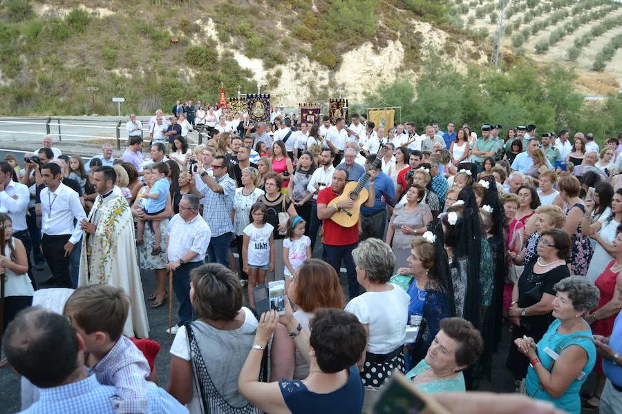 Al solemne acto celebrado el miércoles asistieron una decena de Hermandades, párrocos y representantes políticos de la Comarca de Alhama y numeroso público. Además del bastón de mando impuesto por la alcaldesa de Arenas, Francisca García, la Guardia Civil y Protección Civil le impusieron las medallas al mérito civil, con la colaboración de la vestidora de la Virgen, Nuni Torres.