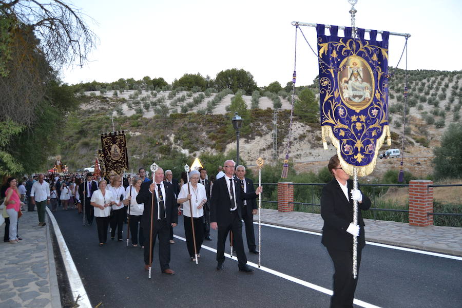 Al solemne acto celebrado el miércoles asistieron una decena de Hermandades, párrocos y representantes políticos de la Comarca de Alhama y numeroso público. Además del bastón de mando impuesto por la alcaldesa de Arenas, Francisca García, la Guardia Civil y Protección Civil le impusieron las medallas al mérito civil, con la colaboración de la vestidora de la Virgen, Nuni Torres.