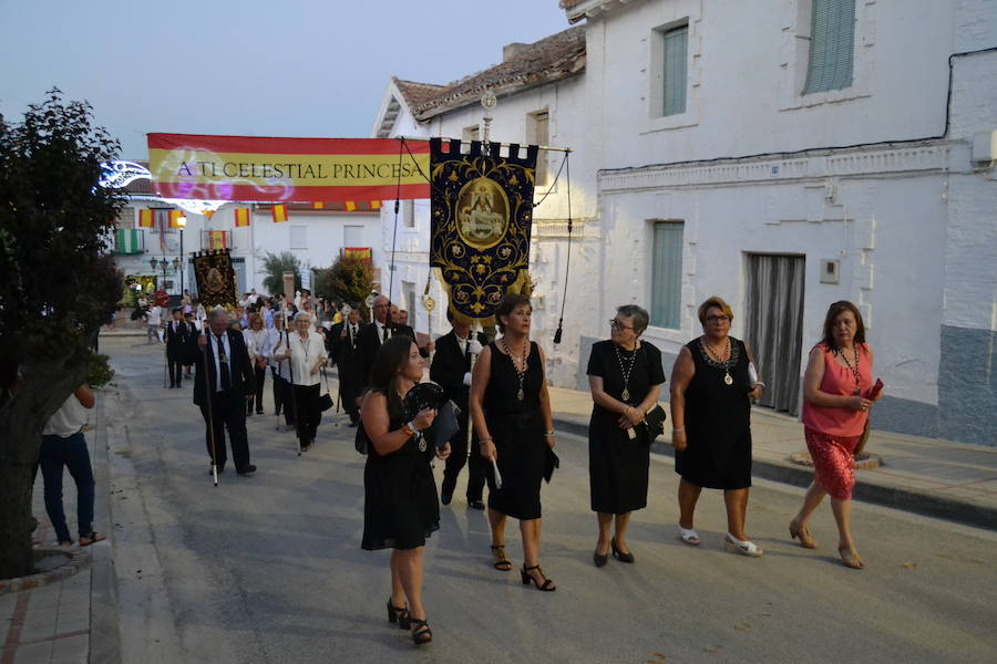 Al solemne acto celebrado el miércoles asistieron una decena de Hermandades, párrocos y representantes políticos de la Comarca de Alhama y numeroso público. Además del bastón de mando impuesto por la alcaldesa de Arenas, Francisca García, la Guardia Civil y Protección Civil le impusieron las medallas al mérito civil, con la colaboración de la vestidora de la Virgen, Nuni Torres.