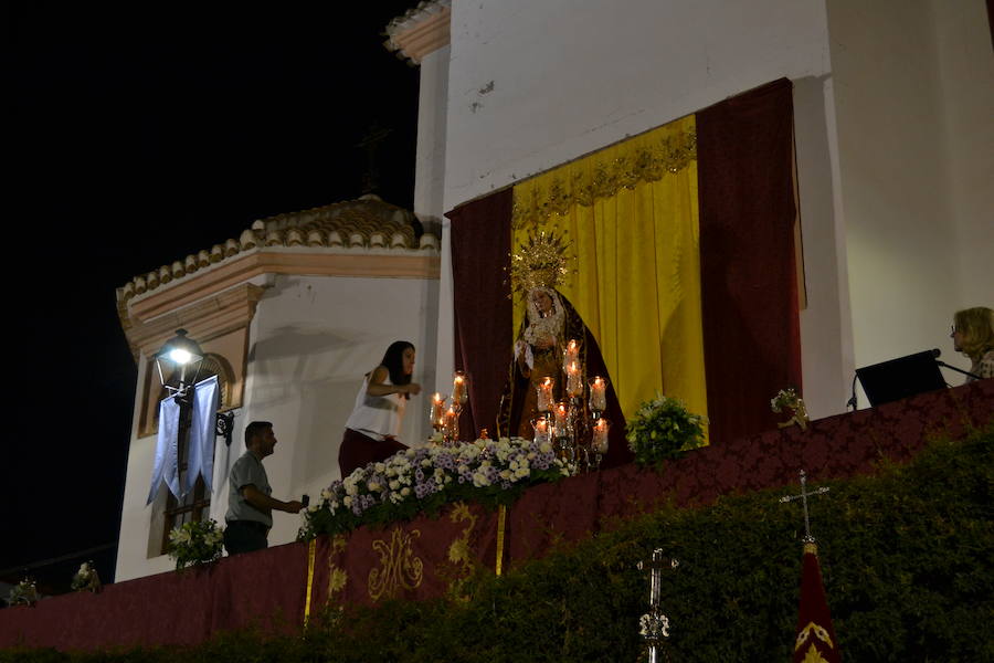 Al solemne acto celebrado el miércoles asistieron una decena de Hermandades, párrocos y representantes políticos de la Comarca de Alhama y numeroso público. Además del bastón de mando impuesto por la alcaldesa de Arenas, Francisca García, la Guardia Civil y Protección Civil le impusieron las medallas al mérito civil, con la colaboración de la vestidora de la Virgen, Nuni Torres.