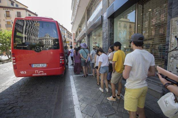 Largas colas por la nueva huelga de Alhambra Bus