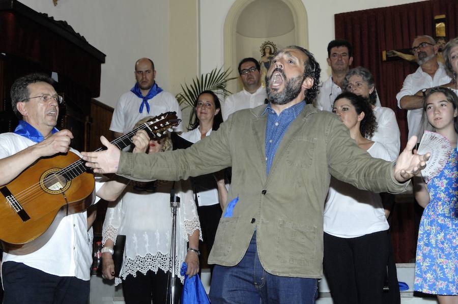 El tenor participó en el reconocimiento que le brindó la coral polifónica de Cádiar al artista de cuerda Domingo Reinoso 'El Molinero'