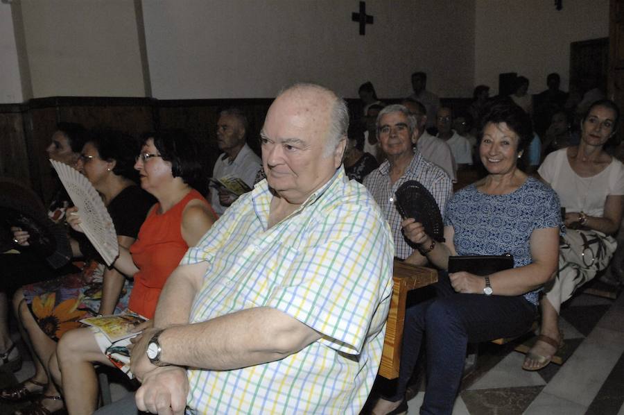 El tenor participó en el reconocimiento que le brindó la coral polifónica de Cádiar al artista de cuerda Domingo Reinoso 'El Molinero'