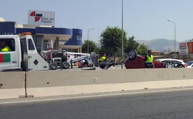 Una embarazada herida tras volcar su coche en la carretera de Málaga