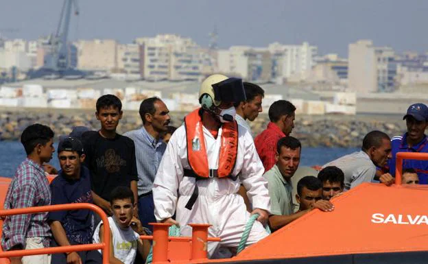 Miembros de Salvamento Marítimo trasladan al puerto de Almería a un grupo de inmigrantes rescatados en alta mar cuando intentaban llegar a la costa en patera.
