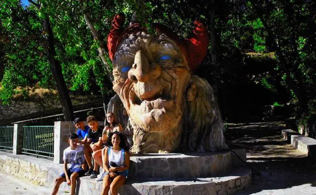 Soportújar instala una estatua de una bruja de siete toneladas de peso y tres metros de altura como reclamo turístico
