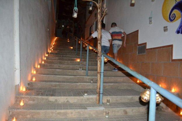 Escalinata con velas en la villa. 