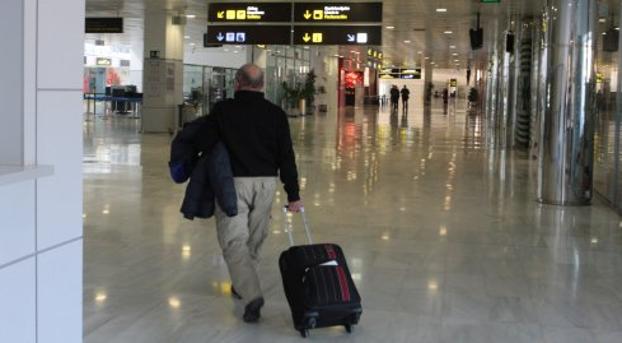 Un viajero arrastra su maleta por la terminal almeriense. 