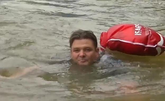 Harto de los atascos, decide ir nadando al trabajo los 2 kms