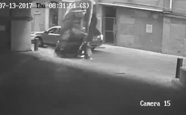 Una mujer cae con su coche desde la 7ª planta de un parking y sobrevive