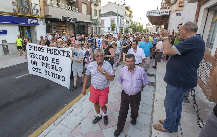 Casi mil ciudadanos se manifestaron ayer tras sufrir varios incidentes en los últimos días, como una quema de contenedores y un intento de incendio en el Ayuntamiento