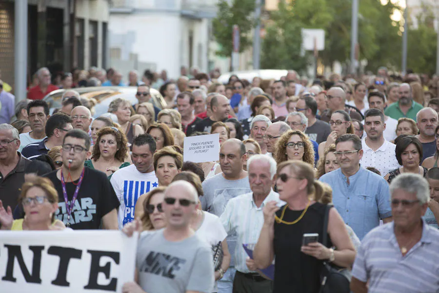 Casi mil ciudadanos se manifestaron ayer tras sufrir varios incidentes en los últimos días, como una quema de contenedores y un intento de incendio en el Ayuntamiento