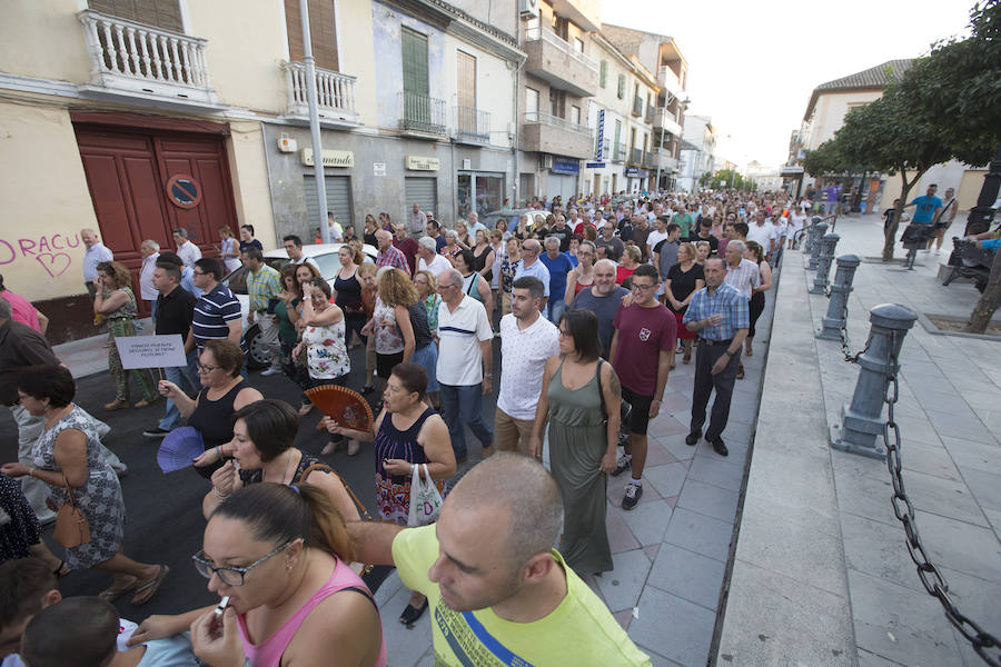 Casi mil ciudadanos se manifestaron ayer tras sufrir varios incidentes en los últimos días, como una quema de contenedores y un intento de incendio en el Ayuntamiento