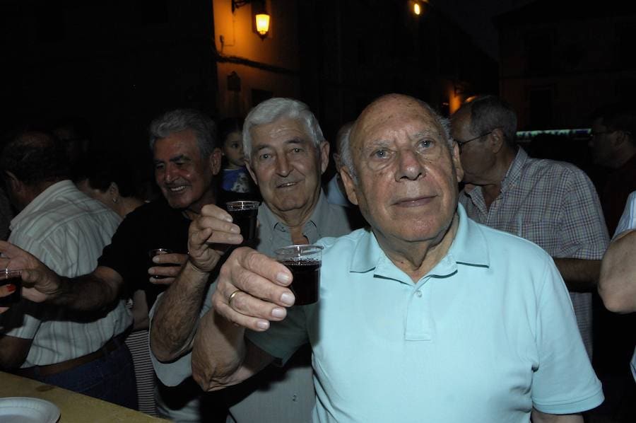 Cádiar celebra el 50 aniversario de la fundación de la 'Fuente del Vino' con caldo del terruño gratis, una exposición permanente en el monumento, homenajes, charlas y música en vivo