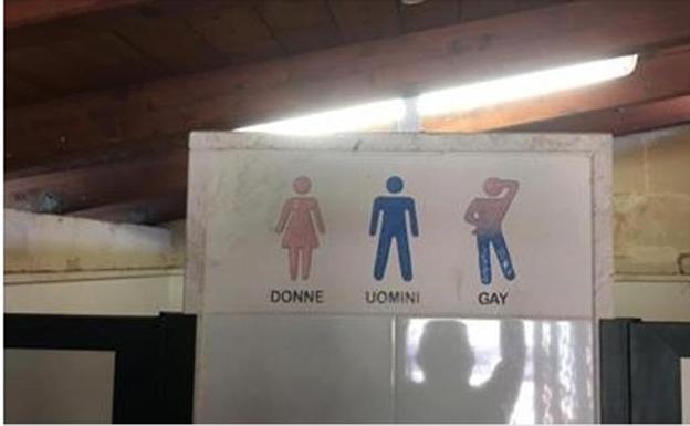 El polémico cartel de un lavabo: mujeres, hombres y gays