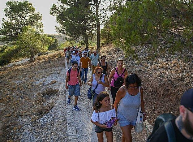 Participantes en la marcha de ayer entre la colonia y el barranco de Víznar.