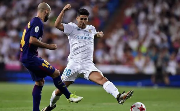 Marco Asensio pelea con Mascherano en el Bernabéu. 