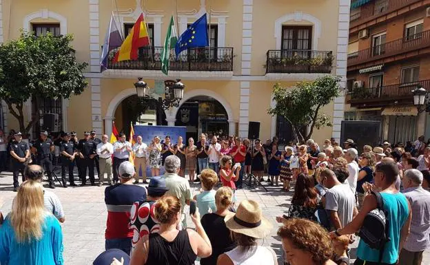 Concentración celebrada en Almuñécar en solidaridad con las víctimas del atentado y el pueblo de Barcelona.