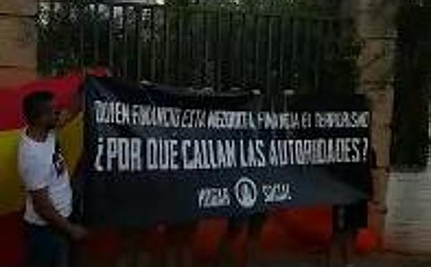 Un grupo de extrema derecha protagoniza un sabotaje a la Mezquita Mayor de Granada