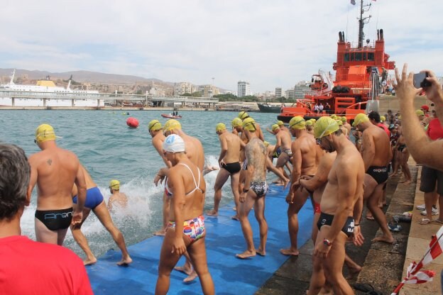 Las aguas portuenses vuelven a ser surcadas por intrépidos nadadores. :: ideal