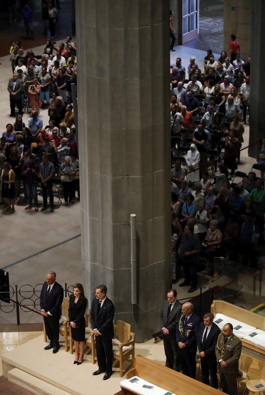 Los Reyes, Rajoy y Puigdemont presiden una ceremonia de homenaje por los atentados en Barcelona y Cambrils