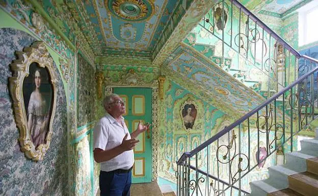 Un pensionista decora en 16 años las escaleras de su bloque de pisos como el Palacio de Versalles