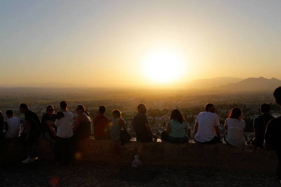 Granada se convirtió ayer en el mejor balcón para observar el eclipse parcial de sol. Numerosos granadinos se echaron a la calle en lugares como el Mirador de San Miguel Alto o el de San Nicolás para disfrutar del fenómeno, que no se volverá a repetir de nuevo hasta dentro de siete años