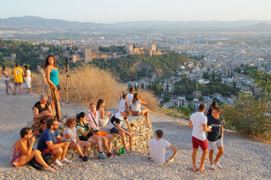 Granada se convirtió ayer en el mejor balcón para observar el eclipse parcial de sol. Numerosos granadinos se echaron a la calle en lugares como el Mirador de San Miguel Alto o el de San Nicolás para disfrutar del fenómeno, que no se volverá a repetir de nuevo hasta dentro de siete años