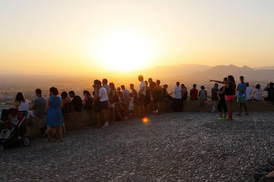 Granada se convirtió ayer en el mejor balcón para observar el eclipse parcial de sol. Numerosos granadinos se echaron a la calle en lugares como el Mirador de San Miguel Alto o el de San Nicolás para disfrutar del fenómeno, que no se volverá a repetir de nuevo hasta dentro de siete años