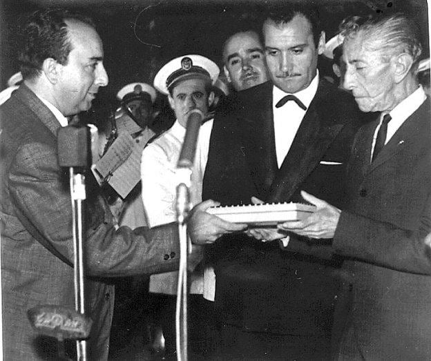 Homenaje a Agustín Lara en Granada en 1964. Antonio Gallego Morell le entrega una placa.