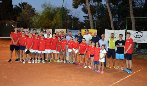 Los deportistas del 'Sol de Oro' posando tras su finalización en el Club de Tenis Almería.