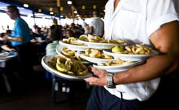 Abusos en los restaurantes: ¿Te pueden cobrar por el mantel, servir hielo extra o ir al baño?