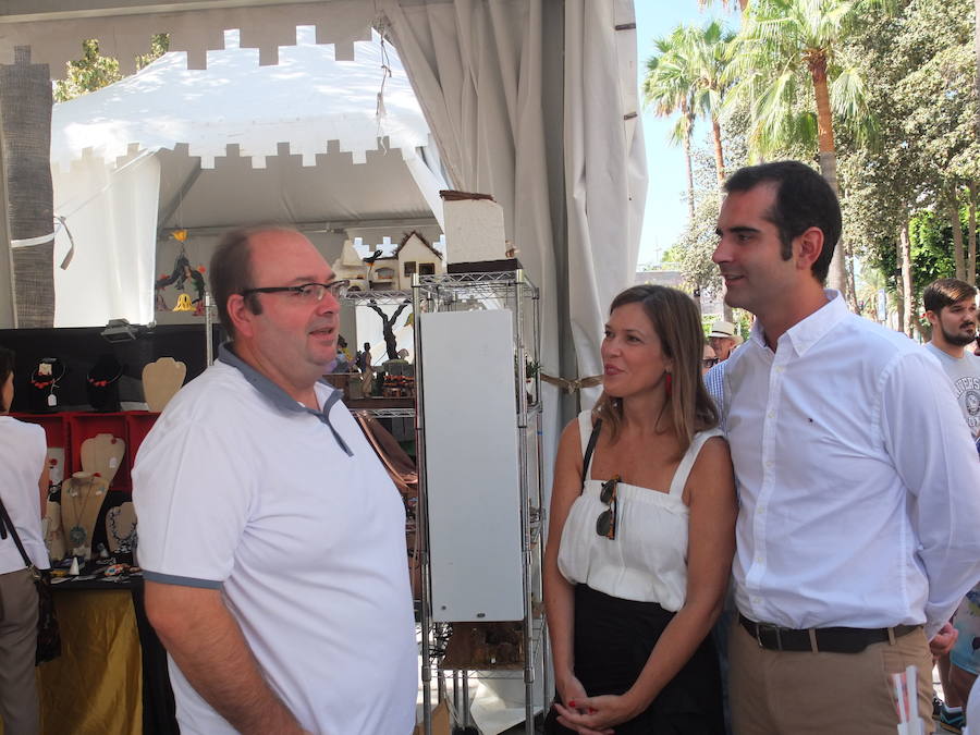 La familias alfareras enriquecen con su labor artesana la feria de Almería