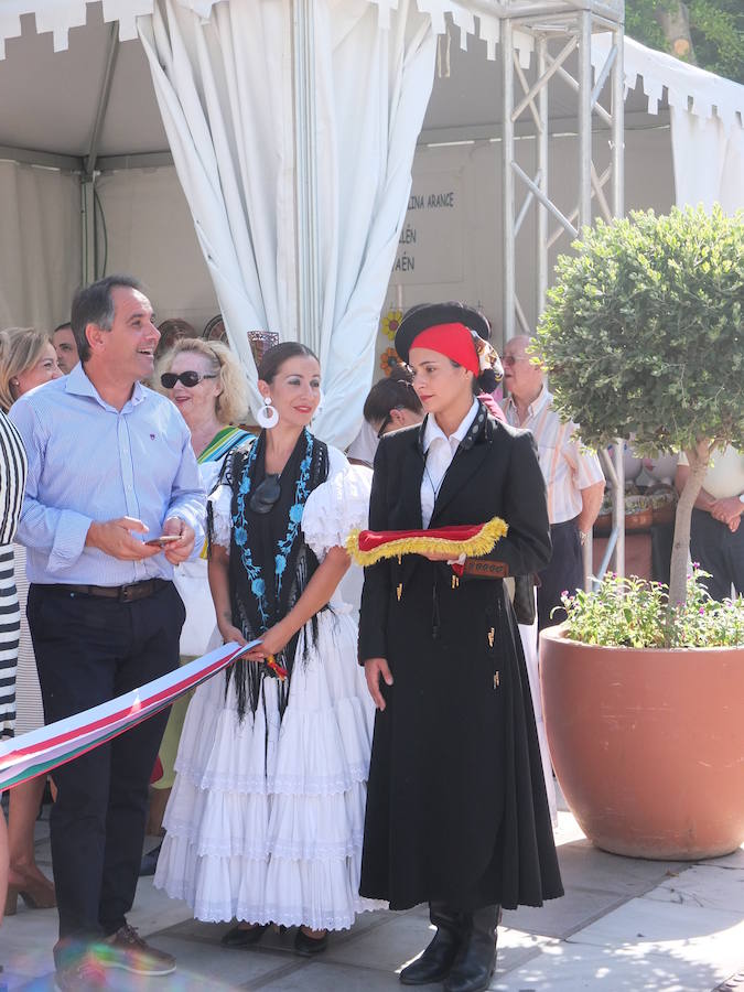 La familias alfareras enriquecen con su labor artesana la feria de Almería