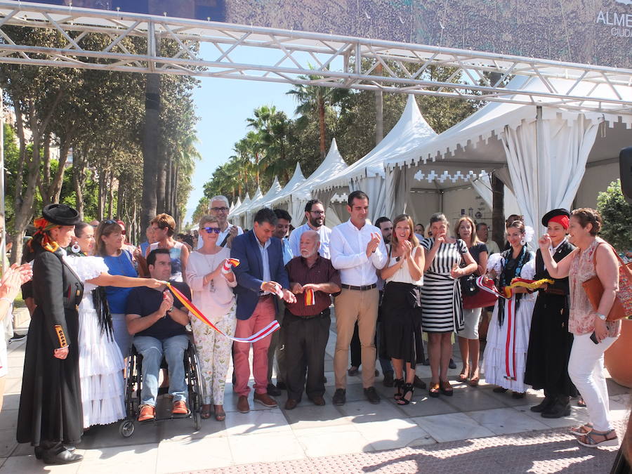 La familias alfareras enriquecen con su labor artesana la feria de Almería