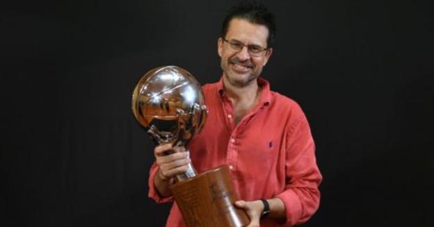 Martínez posa con el trofeo de campeón de la Liga Endesa ganado con Pamesa.