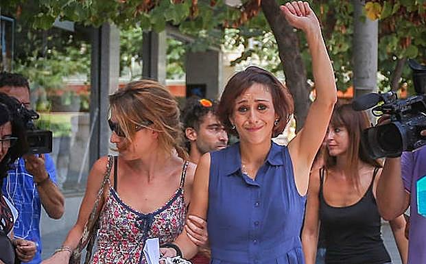 La familia de Juana Rivas recalca que está "feliz" con sus hijos y descansando