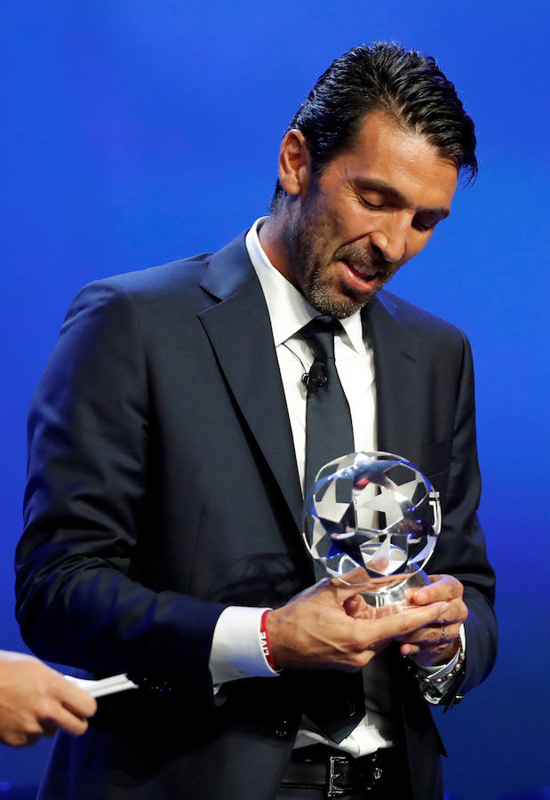Gianluigi Buffon, con el premio al mejor portero de la pasada Champions.