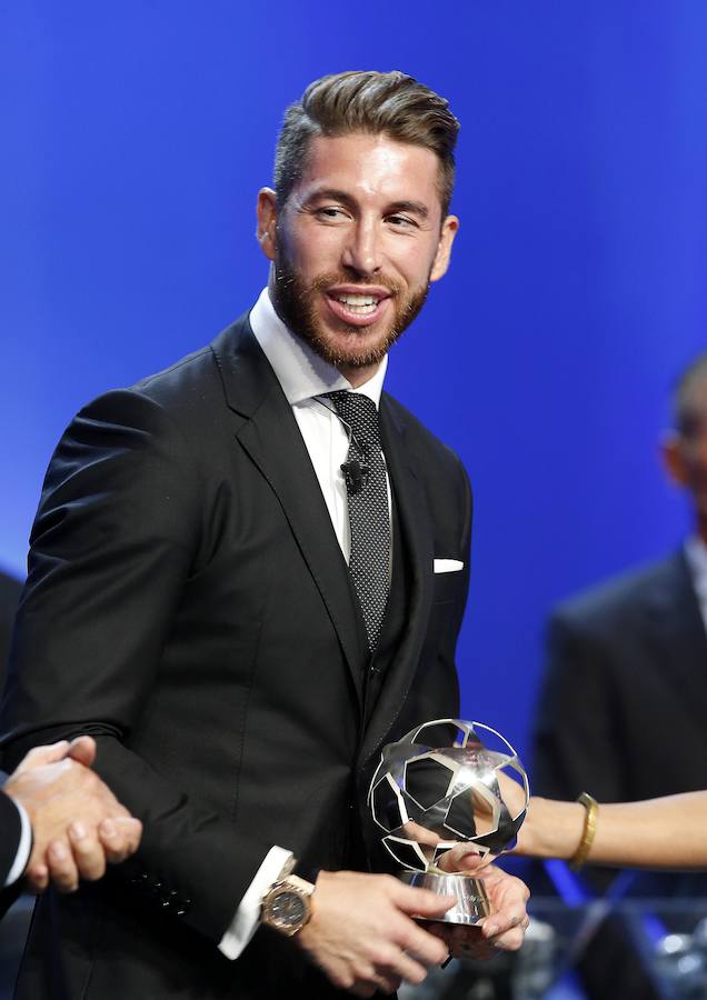 Sergio Ramos, con el premio al mejor defensa de la pasada Champions.