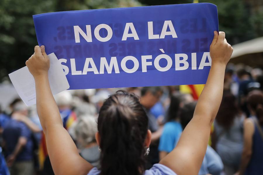 Miles de personas desbordan el paseo de Gràcia y el centro de Barcelona en una manifestación contra el terrorismo tras los atentados de la semana pasada, una protesta bajo el lema "No tinc por" (No tengo miedo) a la que asiste el Rey, el presidente del Gobierno, Mariano Rajoy, y los presidentes autonómicos, entre otras autoridades. 