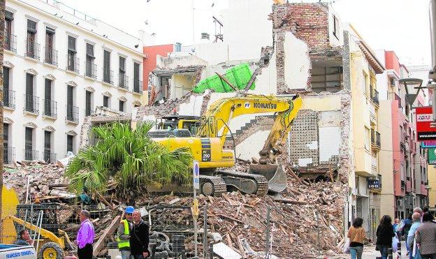 Una máquina derriba una vivienda construida en 1900 en la plaza de los Jardinillos de Motril.