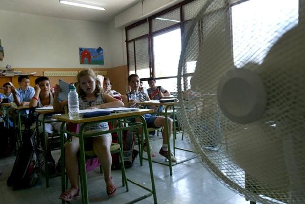 Botellas de agua y un ventilador en un colegio de Jaén, en una imagen de archivo.