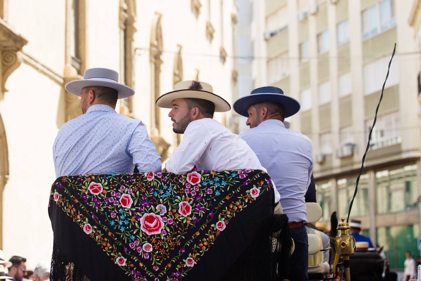 Hermandades y fieles acudieron ayer para realizar la ofrenda floral a la Patrona de Almería