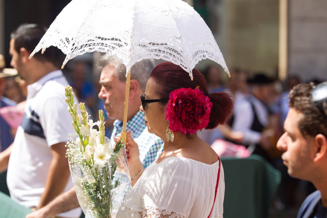 Hermandades y fieles acudieron ayer para realizar la ofrenda floral a la Patrona de Almería