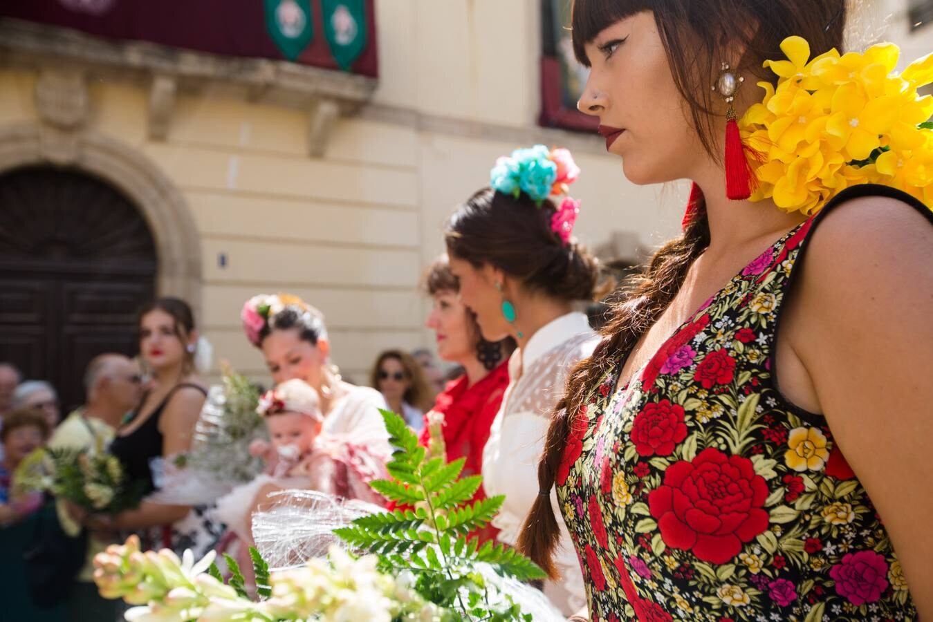 Hermandades y fieles acudieron ayer para realizar la ofrenda floral a la Patrona de Almería