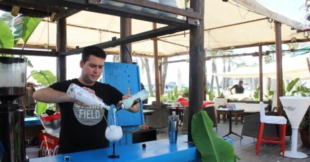 Juan Manuel prepara un cóctel en el pub Jaime de Almuñécar.