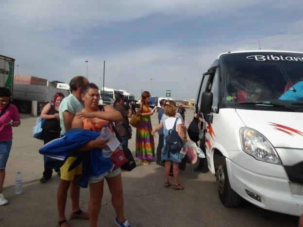 Autobuses con vendimiadores de toda Andalucía se juntaron ayer en un área de servicio de Bailén.