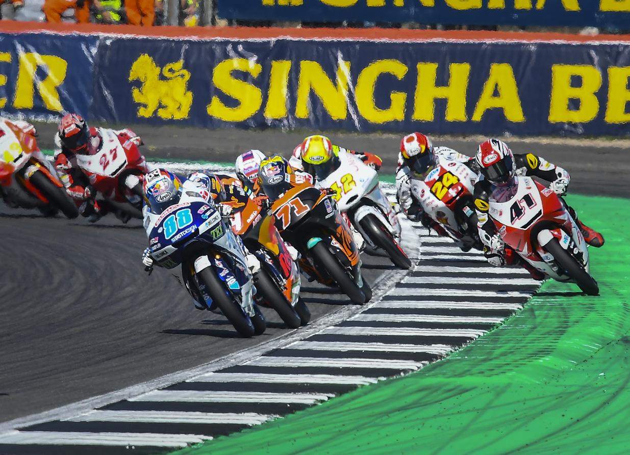 Las carreras en el circuito de Silverstone se saldaron con las victorias de Andrea Dovizioso (MotoGP), Arón Canet (Moto2) y Takaaki Nakagami (Moto3)