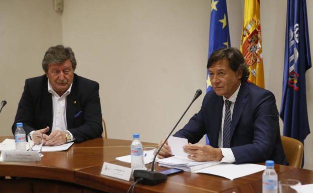 Juan Luis Larrea (i) y José Ramón Lete, durante la reunión en el CSD. 