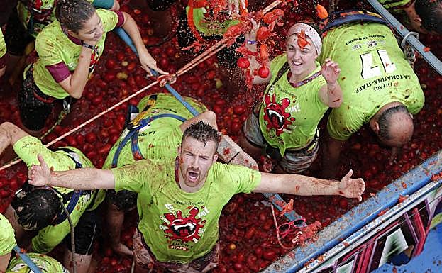 Participantes en la Tomatina. 